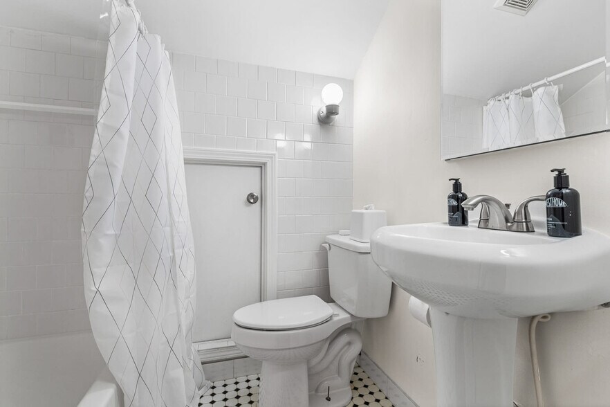 Building Photo - 887 Juniper St NE