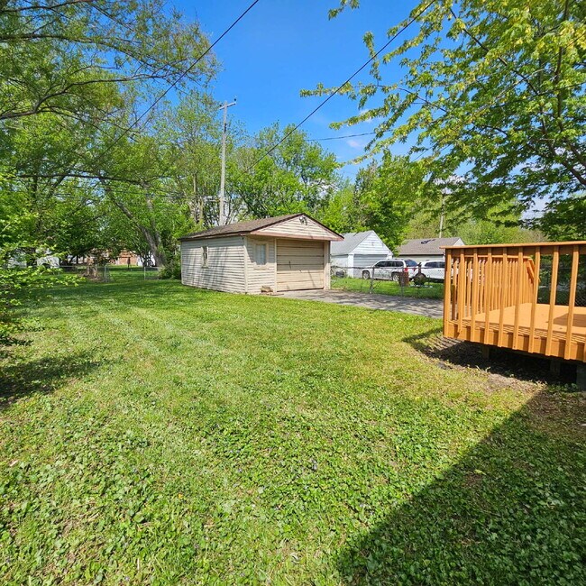 Building Photo - 2-Bedroom Ranch, Spacious Living Room, New Flooring, Kitchen with All Appliances, Laundry