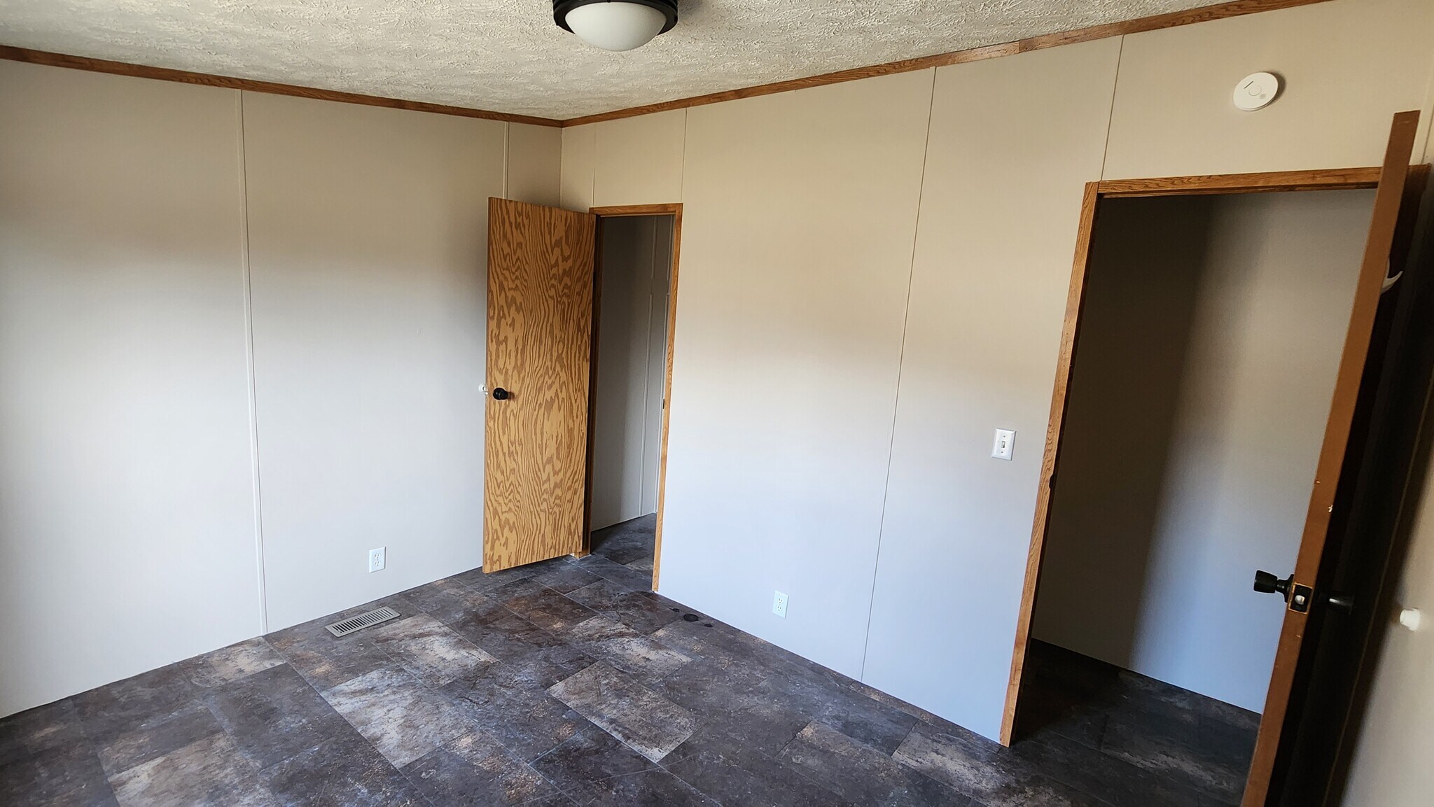 Building Photo - 433 N Crotty Ln