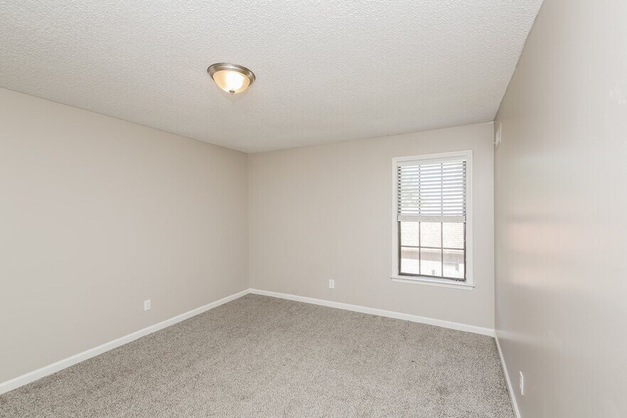 Building Photo - 4000 Kingsland Cove