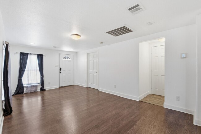 Building Photo - 915 Nevell St