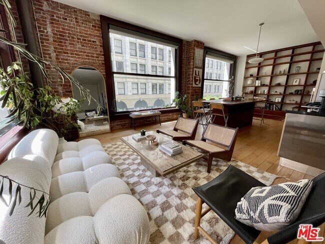 Building Photo - 460 S Spring St