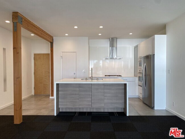 Building Photo - 2221 Ocean Ave