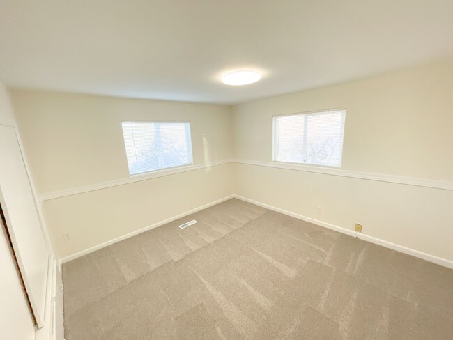 Building Photo - MOVE IN READY! 3 Bedroom, 2 bath Multi-Lev...