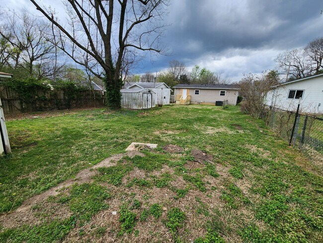 Building Photo - Spacious 2-Bedroom, 1-Bathroom Home AVAILABLE NOW!!