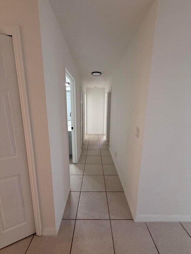Building Photo - 1215 Hyacinth Pl