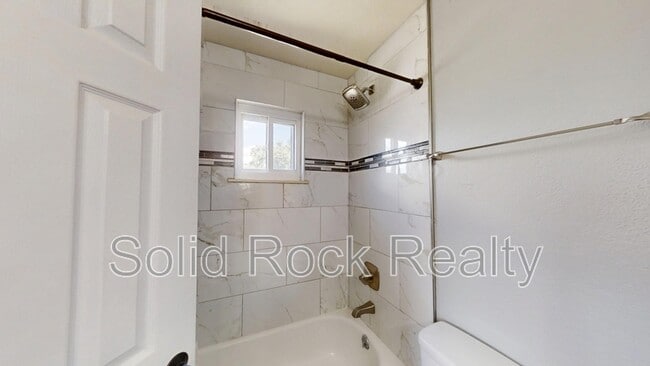 Building Photo - 1299 Vondelpark Dr