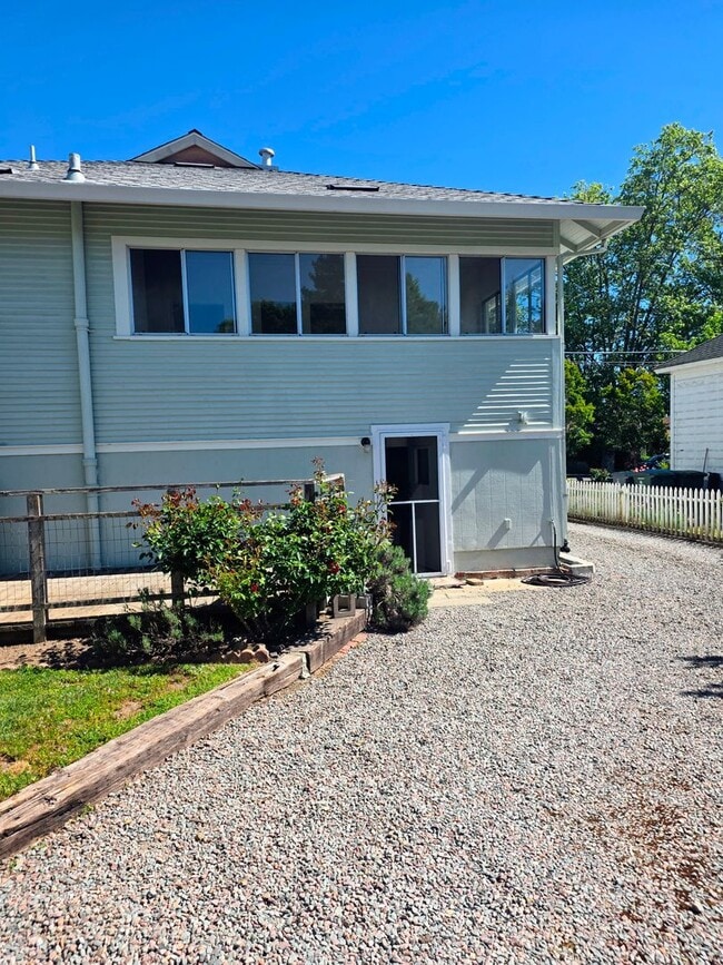 Building Photo - Charming Downtown Petaluma Gem - 3bed 1.5 Bath Available Now !