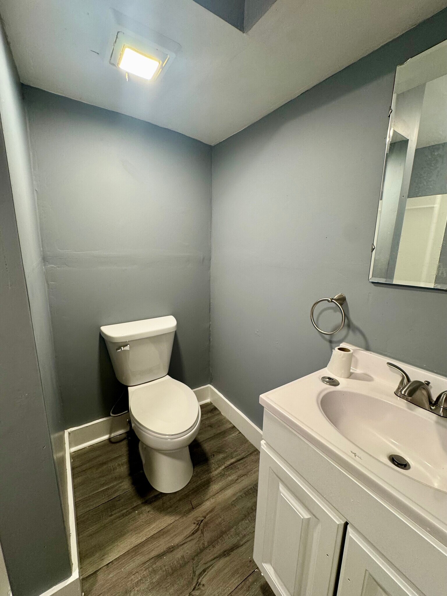 Building Photo - 616 E 6th St