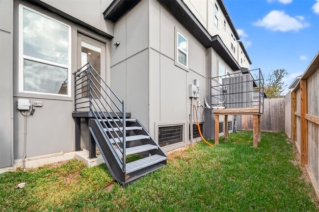 Building Photo - 2511 N MacGregor Way