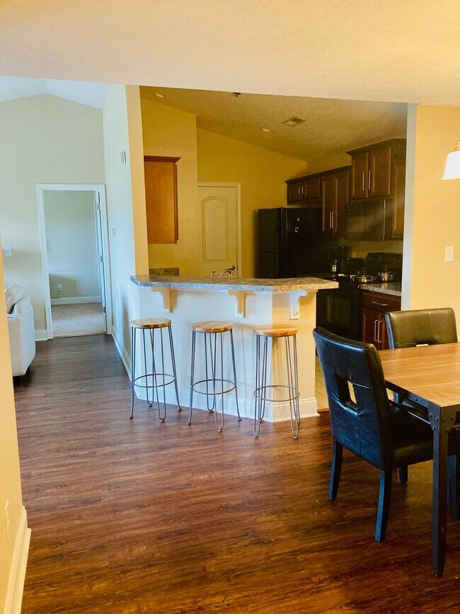 Building Photo - Top floor, fully furnished, with balcony-  Perfect for Professionals- Near shops & restaurants