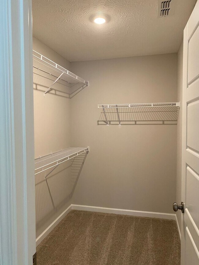 Building Photo - 3 BD 2.5 BA | 2 Car Garage | End Unit Townhome