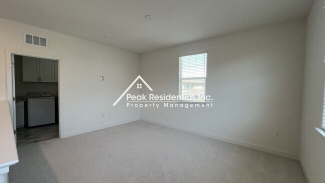 Building Photo - Still looks new. 4-bedroom home in North N...