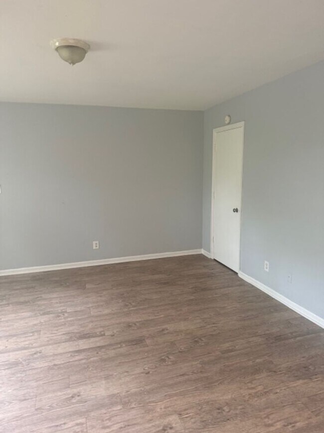 Building Photo - Three Bedroom Apartment in Norfolk