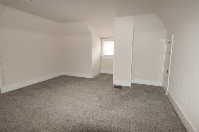 Building Photo - 3 Bed 2 Bath House Columbia College