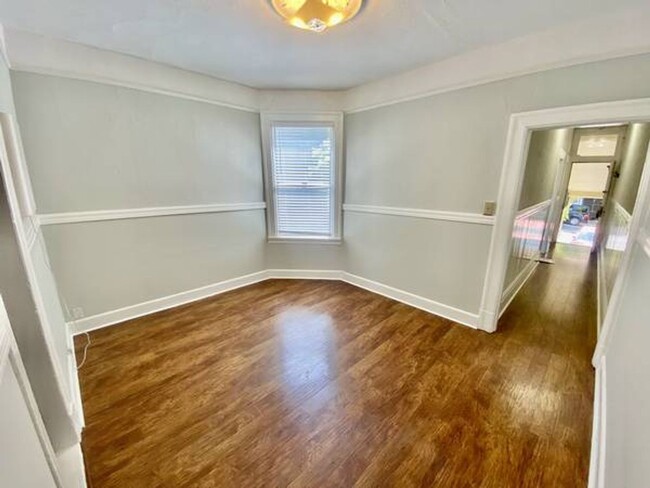 Building Photo - 2BR/1BA Edwardian with Renovated Kitchen &...