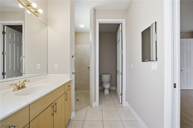 Building Photo - 1012 SE 5th Terrace