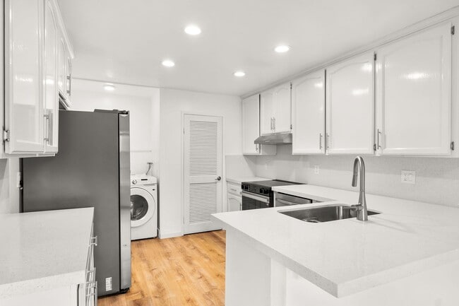 Building Photo - Fully Renovated 3-Bedroom Home in the South Bay Townhomes Community!