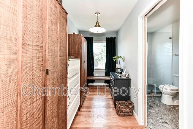 Building Photo - 509 E Luray Ave