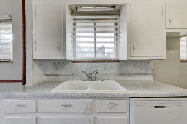 Building Photo - 3 bed 2 bath home in Bethany, OK