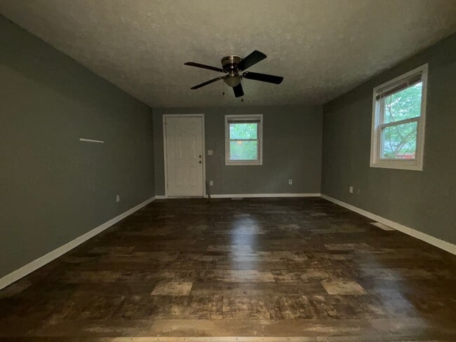 Building Photo - Adorable 2 Bedroom 1 Bathroom Home!!