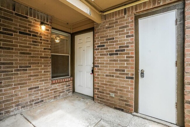 Building Photo - 5608 Cougar Dr