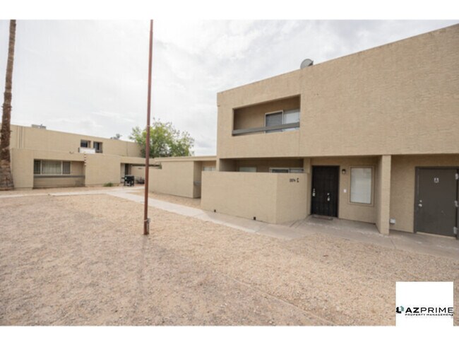 Building Photo - Your Next Home Awaits in this Beautifully Updated 2/1.5 Townhome in Phoenix!