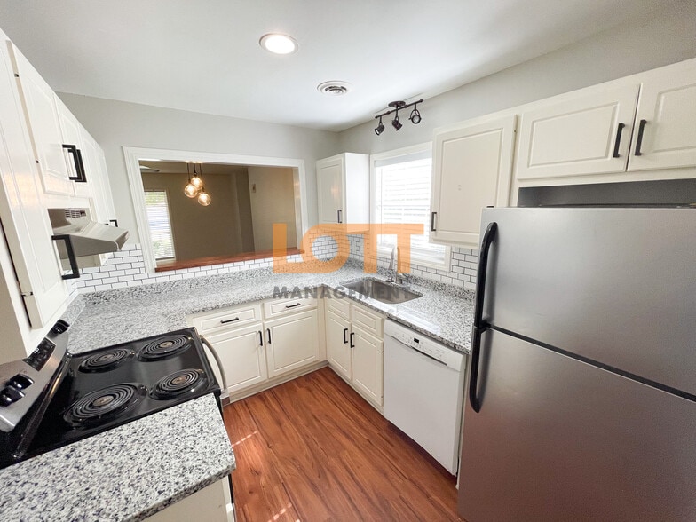 Building Photo - 32 Huntsfield Dr