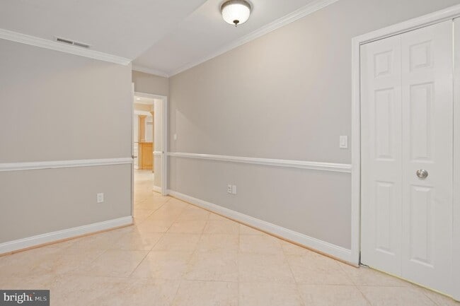 Building Photo - 5905 Lone Oak Dr