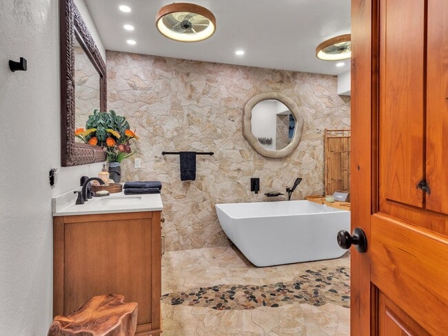 Building Photo - Oceanfront Estate: The Honolii Hale