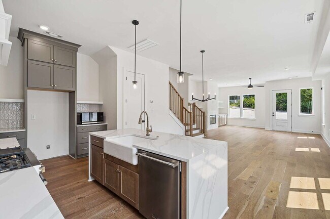 Building Photo - "Chic Nashville Townhouse: 3 Beds, 3 Baths, with Granite Elegance & Cozy Fireplace!"