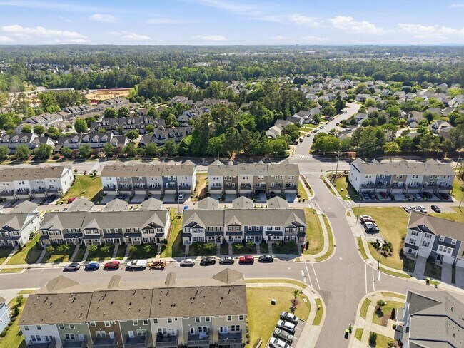 Building Photo - Modern 4BR Townhome with Washer/Dryer & Pet-Friendly Living in Morrisville!