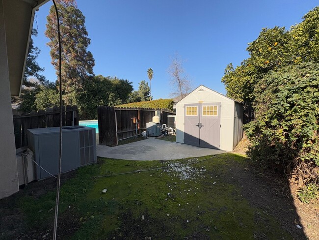 Building Photo - NW Visalia Home Near Country Club Availabl...