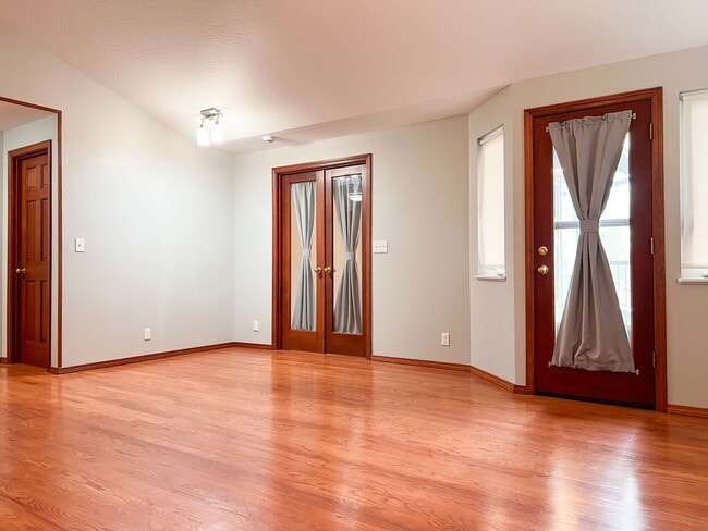 Building Photo - 4BD/2BA SUBURBAN HOME IN COBURG