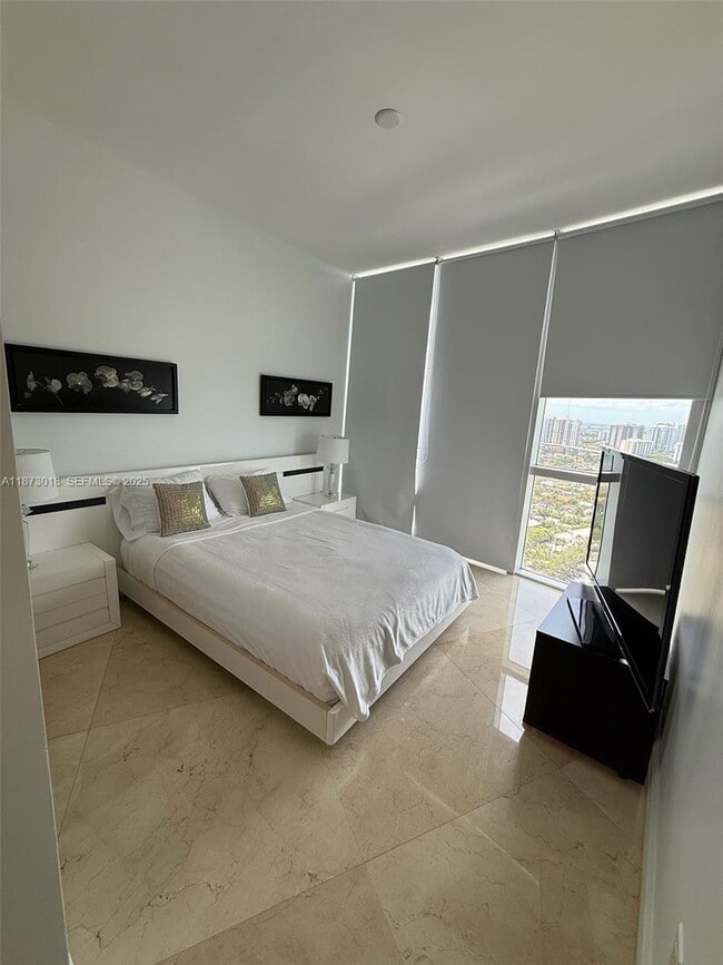 Building Photo - 18201 Collins Ave