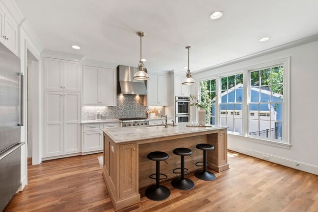 Building Photo - Custom Built 4BD, 4BA Home with Bonus Room...