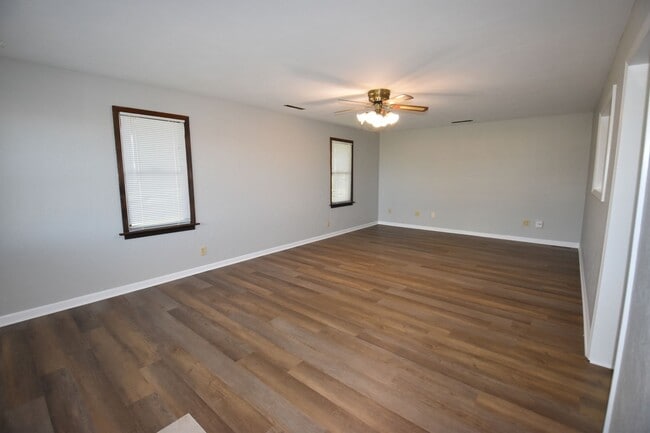 Building Photo - 2-3 bedroom Home in Greenfield with Garage.