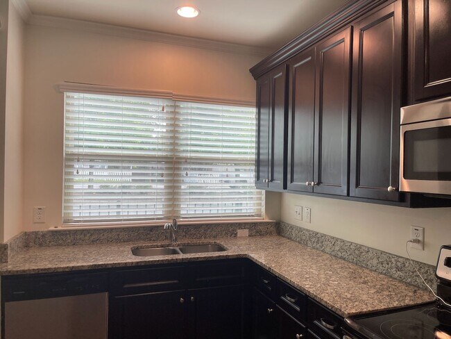 Building Photo - Newly Painted Townhouse on Riverside Neigh...