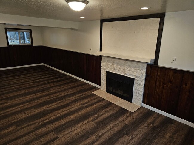 Building Photo - Beautiful Renovated 4 bedroom home For Ren...