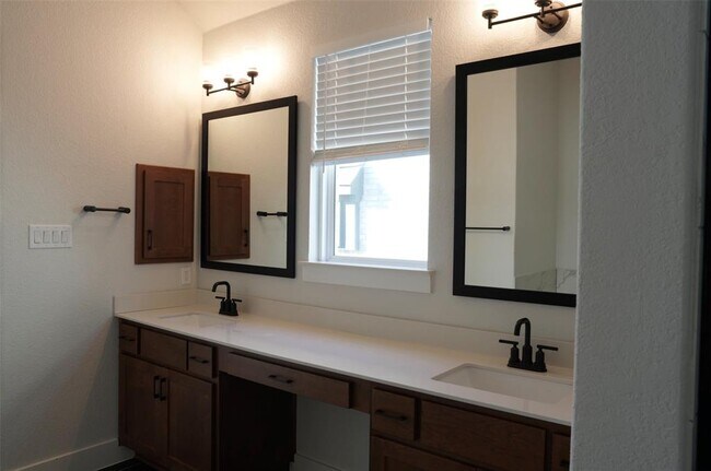 Building Photo - 3812 Mercer Rd