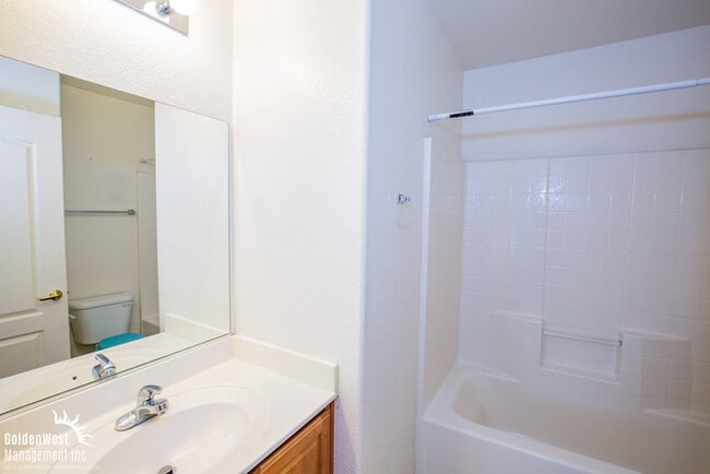 Building Photo - Beautiful Two-Story 3Bdm 2.5Ba Rowhome Nestled in Henderson!