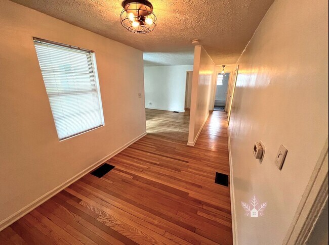 Building Photo - 1236 Rowin Rd