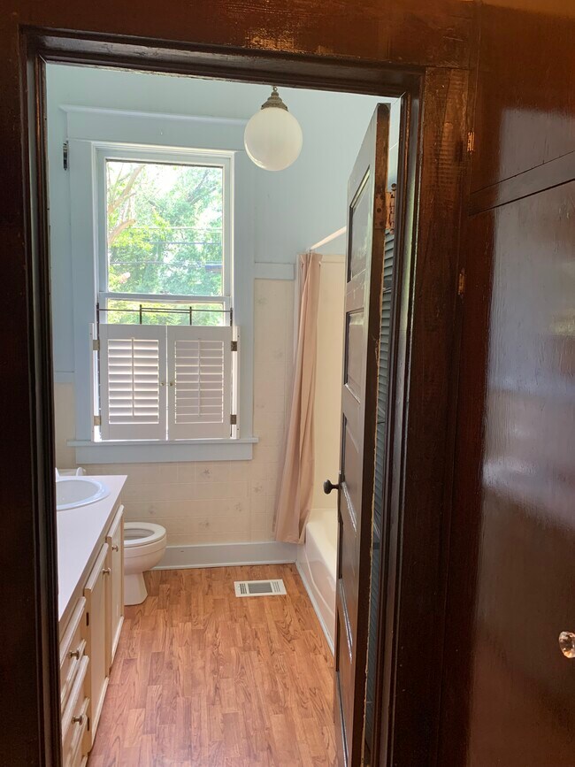 Master Bathroom - 735 Roseneath Ave