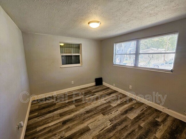 Building Photo - 501 25th Ave W