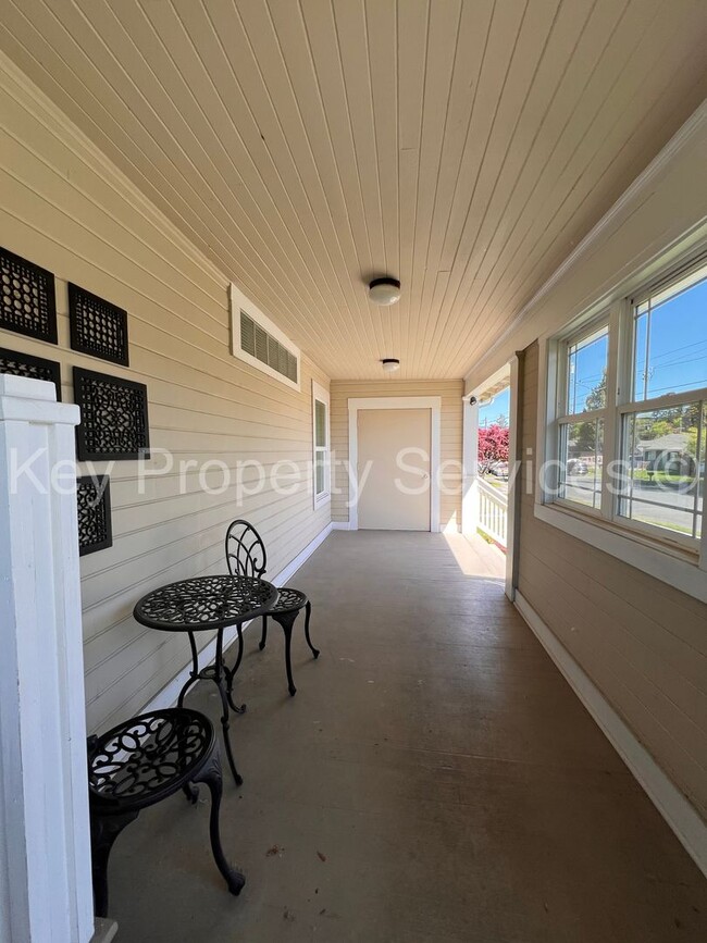 Building Photo - Charming One-Bedroom in Downtown Woodland