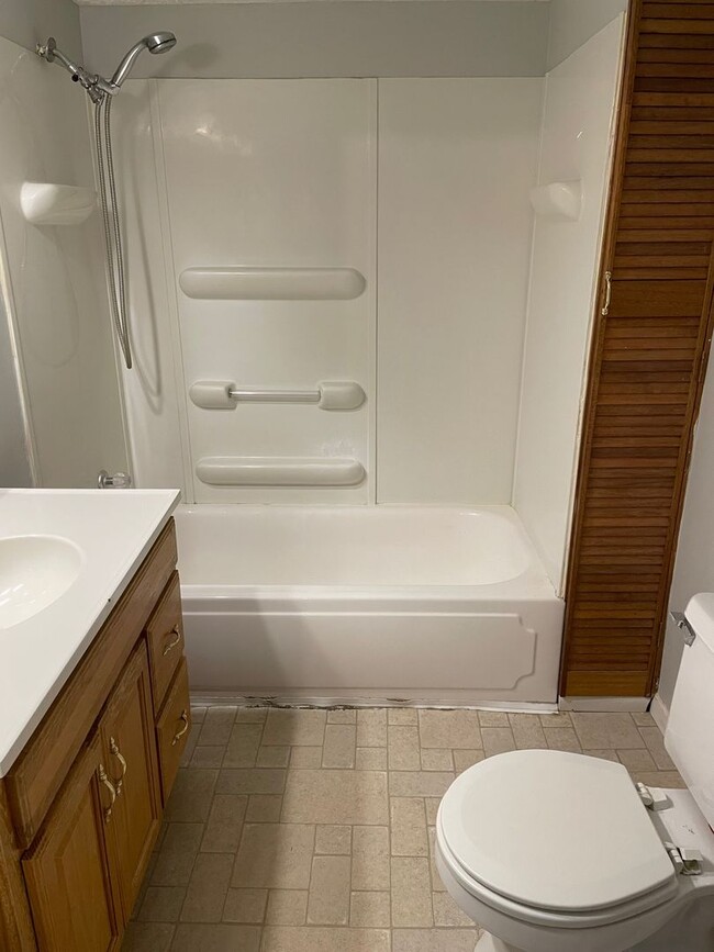 Building Photo - 3 Bedroom House Steps Away From Washington...