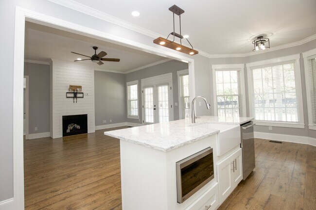 Building Photo - "Spacious and Inviting 2620 sq. ft. Home i...