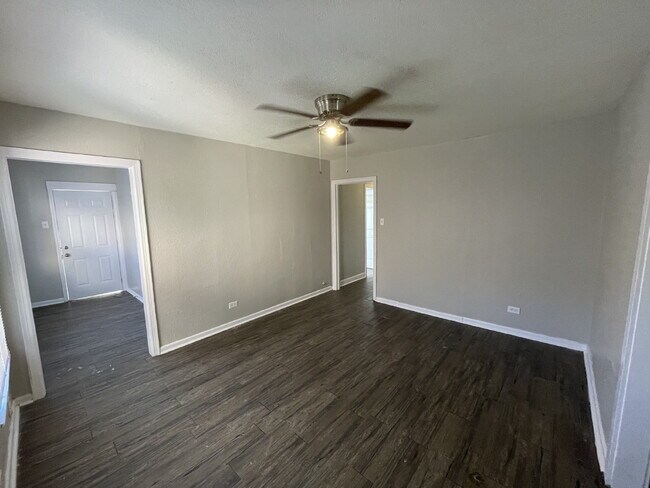 Building Photo - 859 Steves Ave