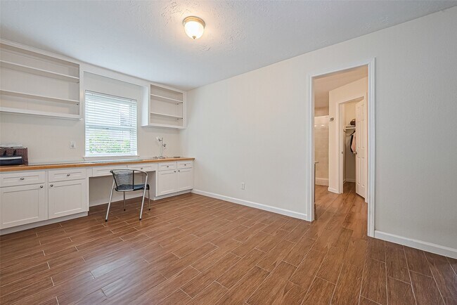 Building Photo - 14811 El Miranda Dr