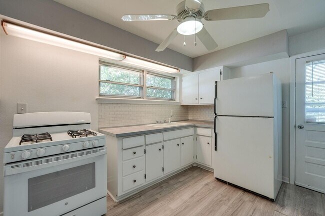 Building Photo - 2442 Oates Dr